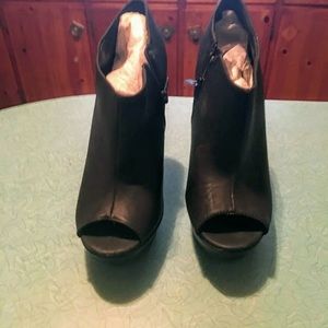 High heels in black good condition size 7-1/2